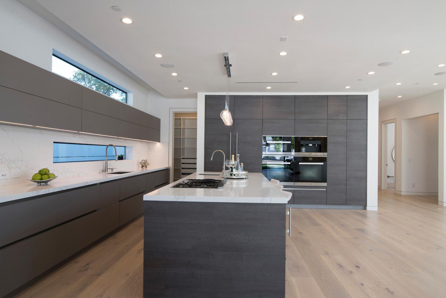 9 Stunning Modern White and Gray Kitchen Designs